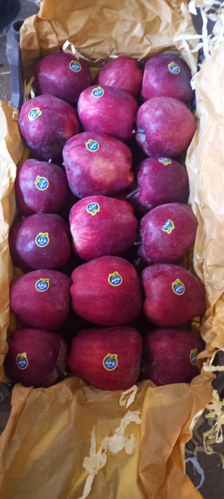 Fresh Afghan apples packed for sale